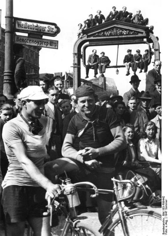 Bundesarchiv Bild 183 R99442, Berlin, Rennfahrer beim Radrennen Berlin Cottbus Berlin