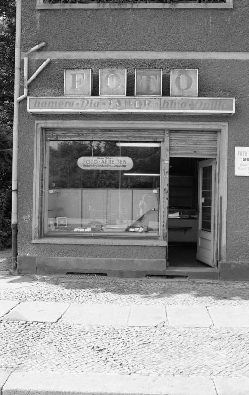 Bundesarchiv B 145 Bild F088841 0033, Berlin Friedrichshain, Fotoladen