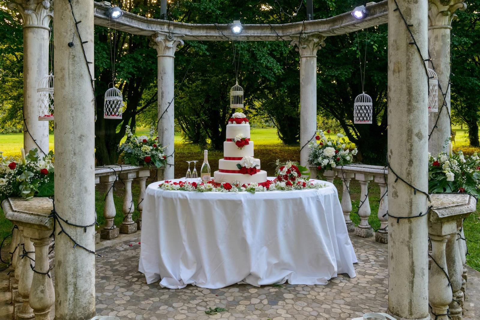 Elegant Outdoor Wedding Cake Display