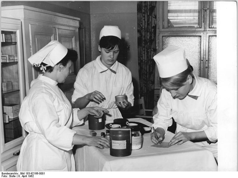 Bundesarchiv Bild 183 92166 0001, Berlin, Krankenschwestern Medikamente stellend