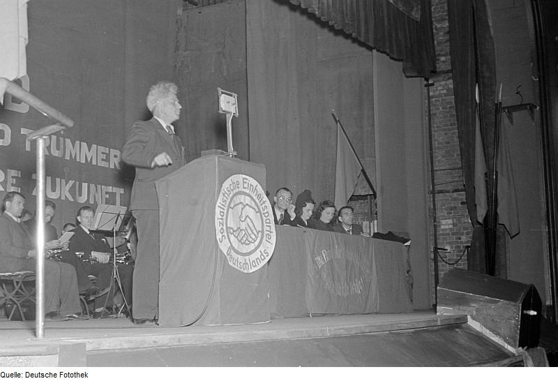 Fotothek df pk 0000199 036 Matern spricht bei der Kundgebung im Friedrichshain, Berlin