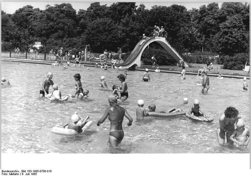 Bundesarchiv Bild 183 1985 0706 016, Berlin Pankow, Freibad