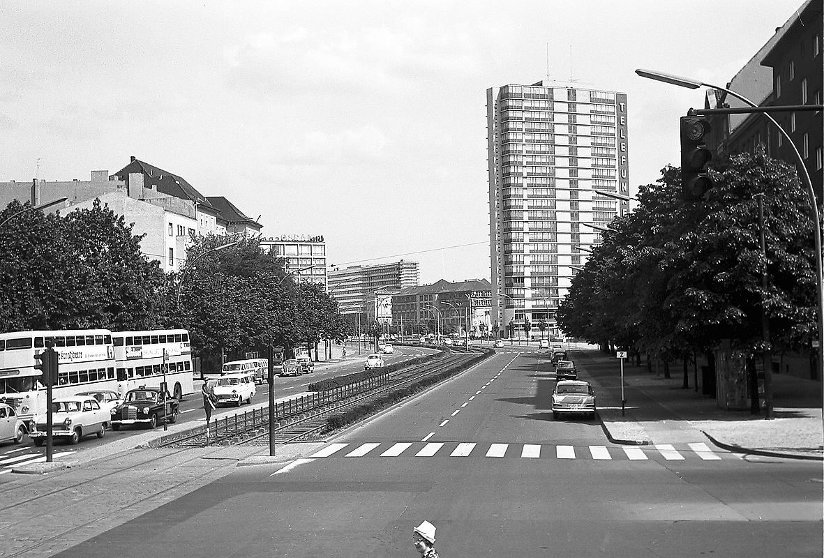 Berlin; Charlottenburg Telefunkenhaus von der Otto Suhr Allee; vom Bus LABW Staatsarchiv Freiburg W 134 Nr. 078884
