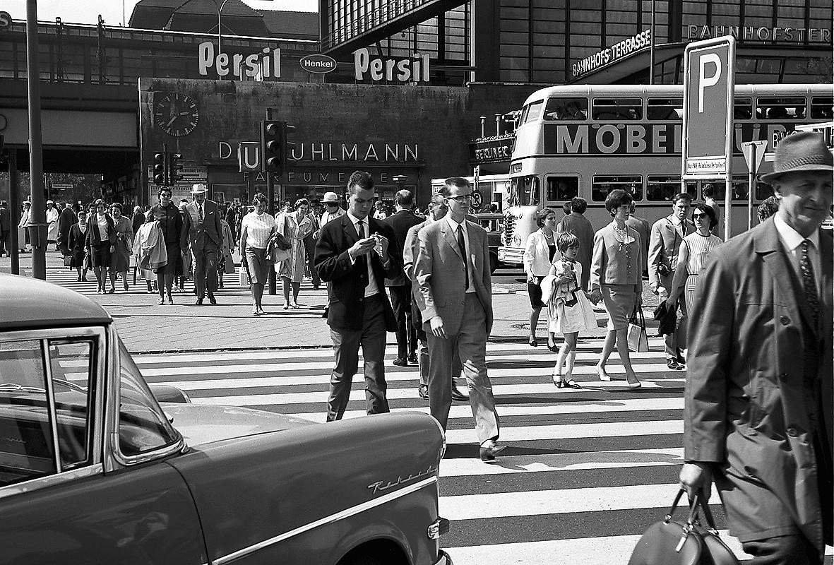 Berlin; Charlottenburg Publikum auf Zebrastreifen vor Bahnhof Zoo LABW Staatsarchiv Freiburg W 134 Nr. 078886