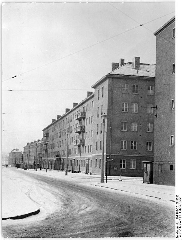 Bundesarchiv Bild 183 36108 0003, Berlin, Prenzlauer Berg, Kniprode Straße, Wohnblocks, Winter