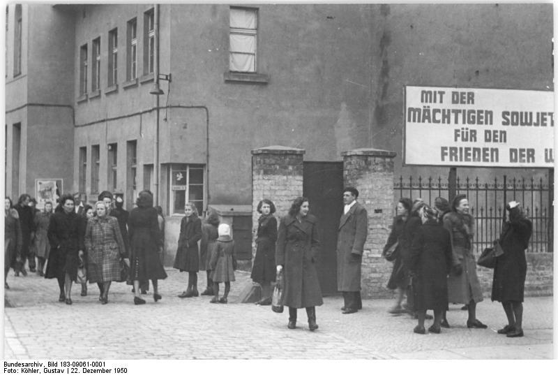 Bundesarchiv Bild 183 09061 0001, Berlin, Greifswalder Straße, Feierabend